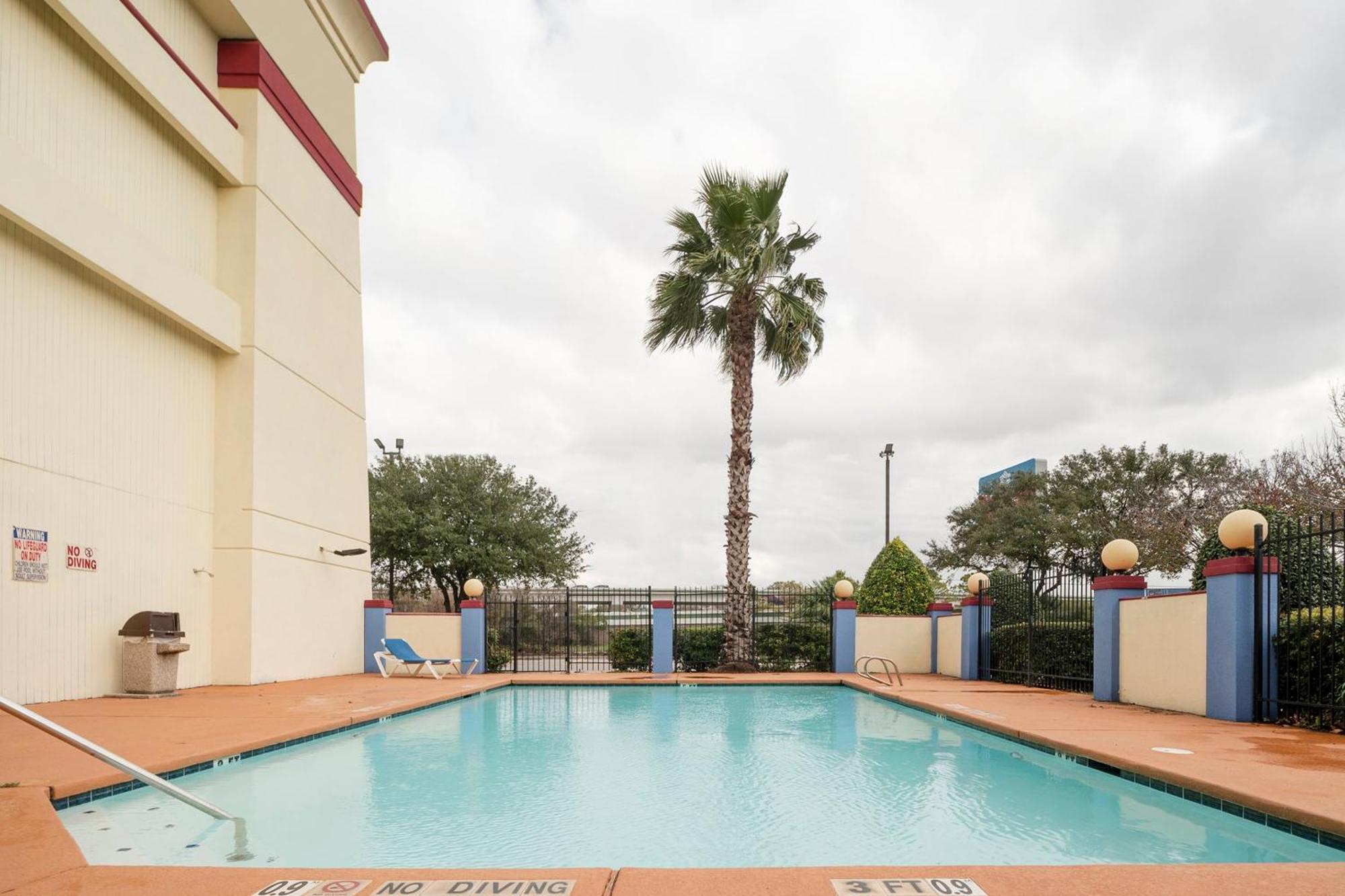 Oyo Townhouse Houston Airport North Hotel Exterior photo